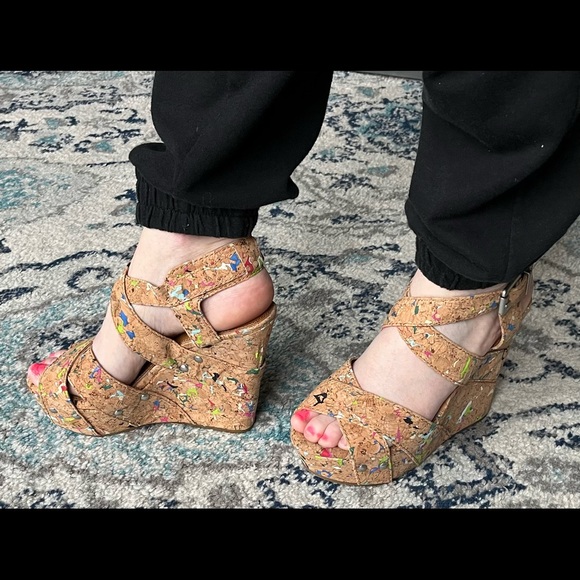 Brand new Gianni Bini women’s size 81/2 with silver studs around the bottom! - Picture 3 of 5